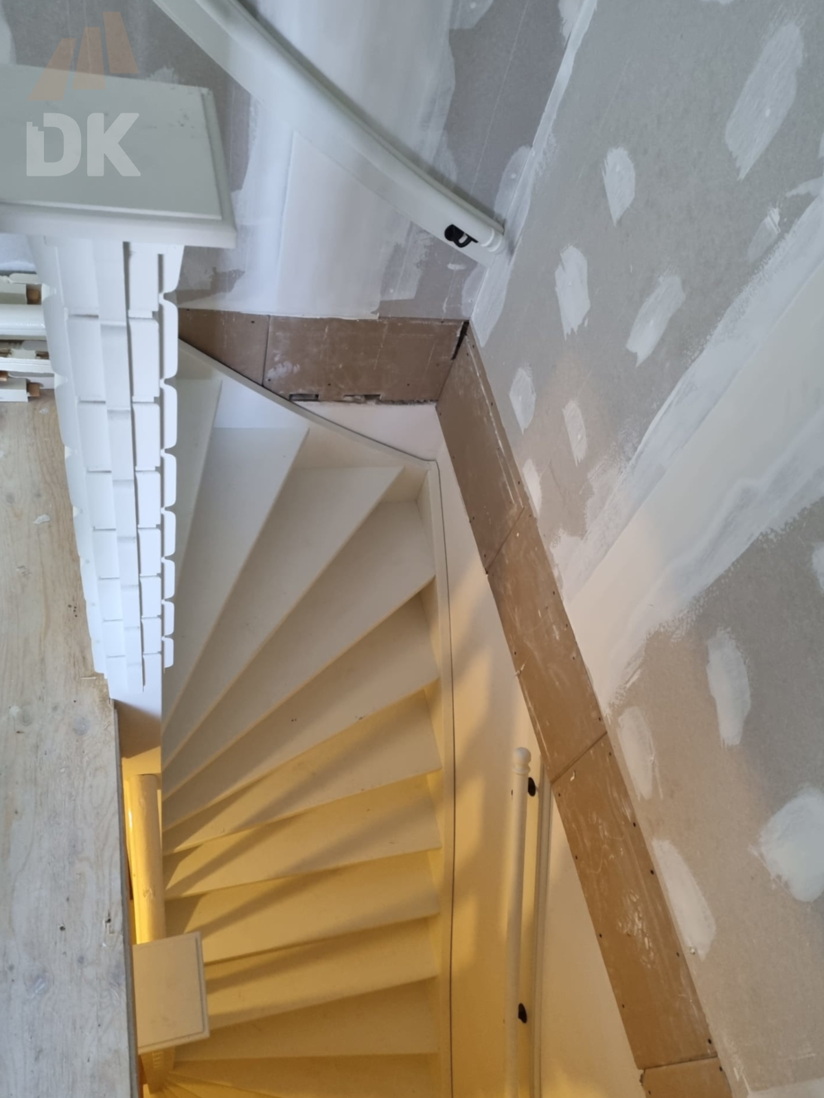 Mooie en gedetailleerde trap gemaakt van elementen van een oude trap - Foto 8