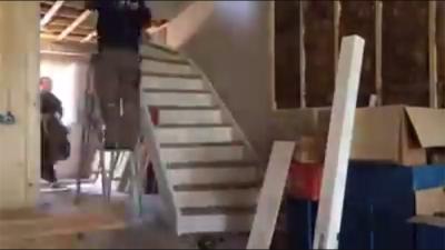 Trappenspecialist plaatst hardhouten trap